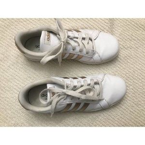 Adidas 3 Stripe Girls leather sneakers Size 4 2017 789006 White Gold Stripes